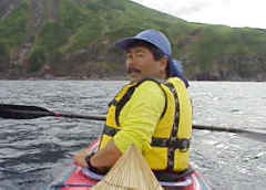 Photo: Kohno has tired smile to arrive.