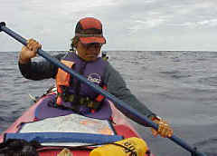 Photo:Yoneda rowing kayak to Akuseki