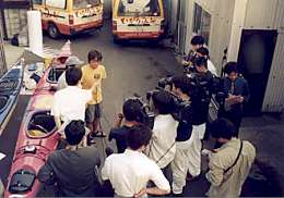 Photo: Kohno and Yoneda giving an interview