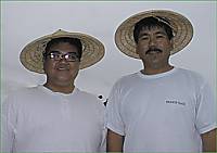 Photo; Kohno with Okinawan. put on Kubagasa that Okinawa's local hat. 
