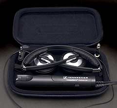 折り畳んだ状態。ケースと、おきまりのプラグアダプタ付き。 折り畳んだ状態。ケースと、おきまりのプラグアダプタ付き。