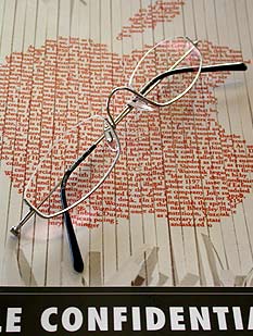 しおりにならない老眼鏡─ちょうど届いたApple Confidential 2.0の表紙上に置いて… しおりにならない老眼鏡─ちょうど届いたApple Confidential 2.0の表紙上に置いて…