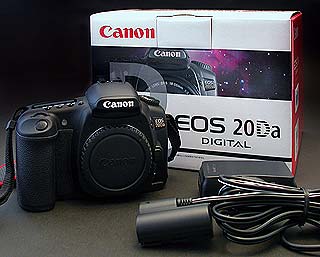 専用化粧箱入りで、ACアダプタ標準添付