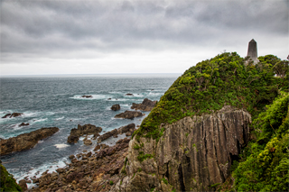樫野崎の断崖絶壁上に建つ慰霊碑 樫野崎の断崖絶壁上に建つ慰霊碑